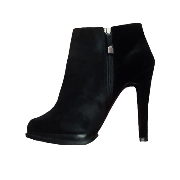ZARA Trafaluc Black Suede Heeled Bootie. 
Size 9.5 Womenβs.
Pristine Condition. - Picture 3 of 3